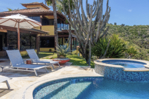Piscina com hidromassagem na Cliffside Luxury Inn - Melhores Pousadas Brasil