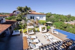 Deck da piscina da Abracadabra Boutique Hotel - Melhores Pousadas Brasil